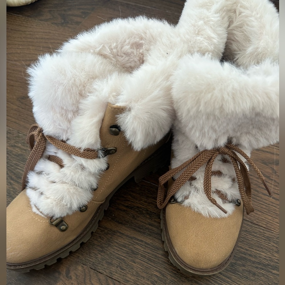 Lace Up Boots - Fur - Women’s 8